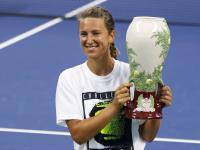 南宫28- 败北引发热议！，阿扎伦卡在拜仁比赛中夺冠赢得满堂喝彩